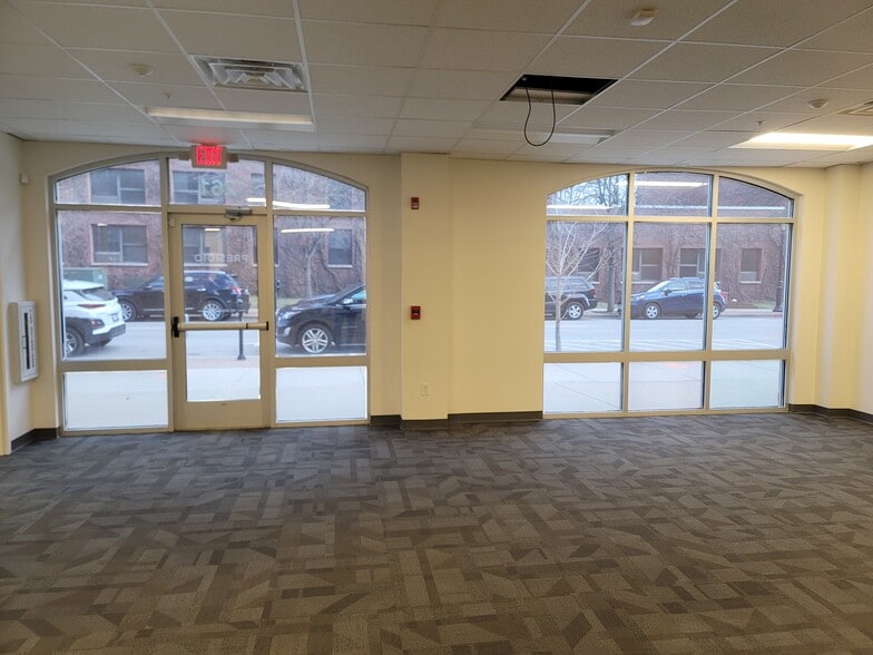 261 N 4th St, Springfield, IL for lease - Interior Photo - Image 2 of 11
