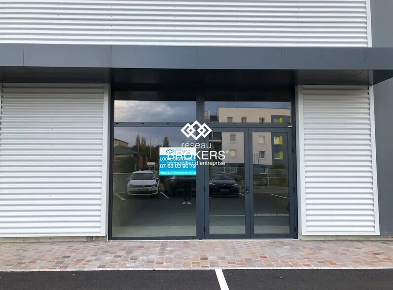 Retail in Saint-Maximin for lease - Building Photo - Image 2 of 4