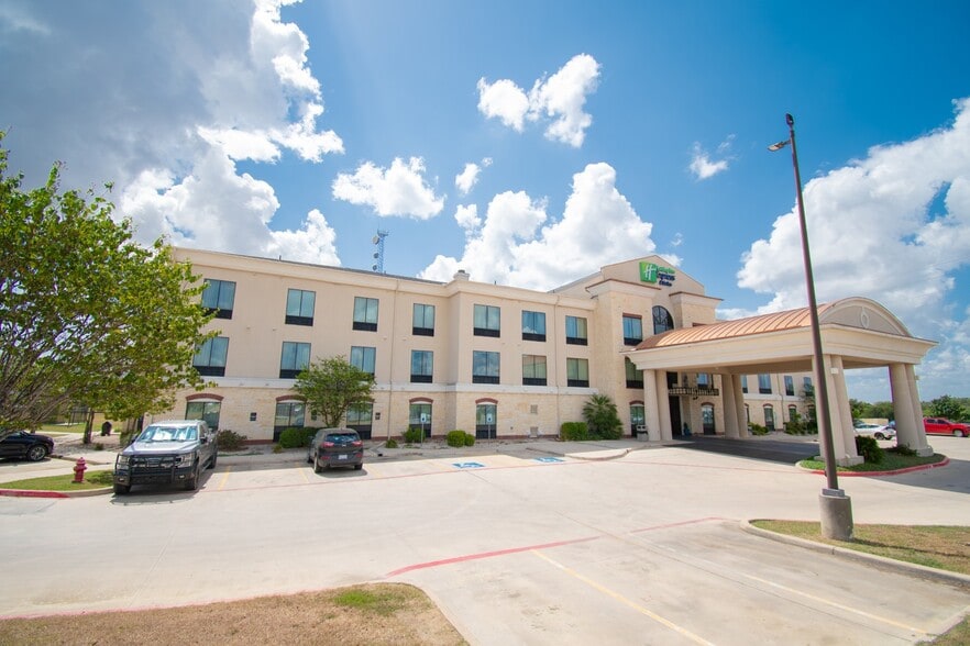 929 10th St, Floresville, TX for sale - Building Photo - Image 3 of 18