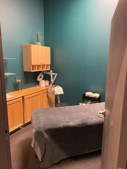Eola and Hafenrichter Rd, Aurora, IL for lease - Interior Photo - Image 3 of 15