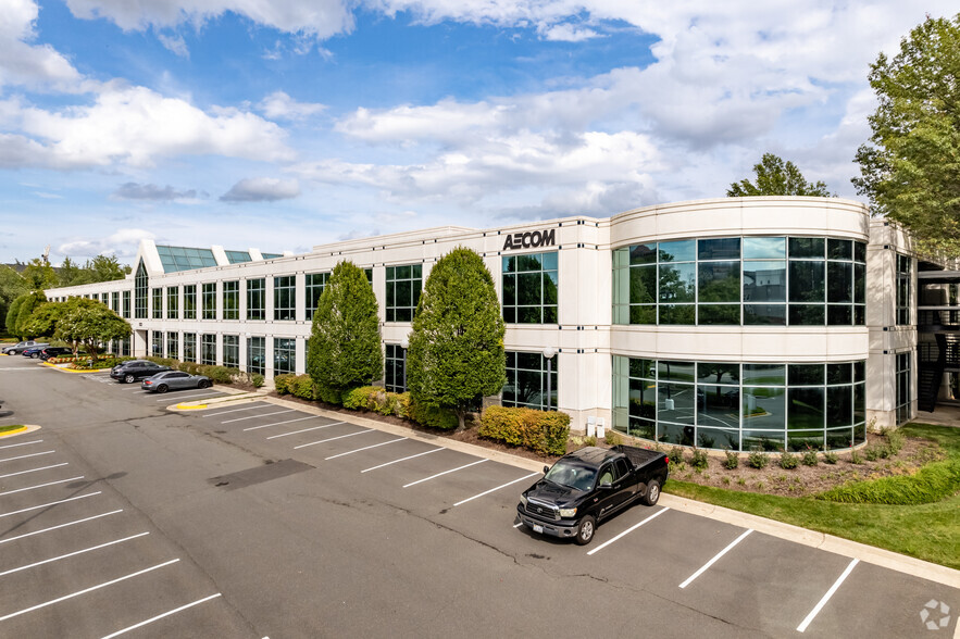 13825 Sunrise Valley Dr, Herndon, VA for lease - Building Photo - Image 3 of 9