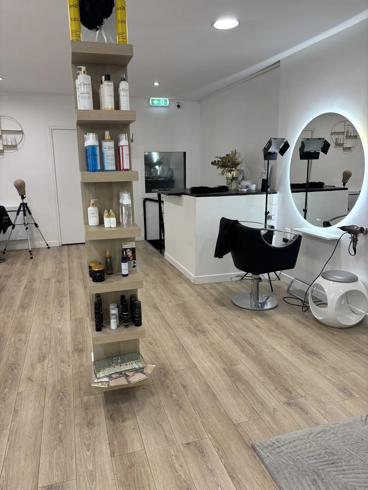 Retail in Paris for lease Interior Photo- Image 1 of 5