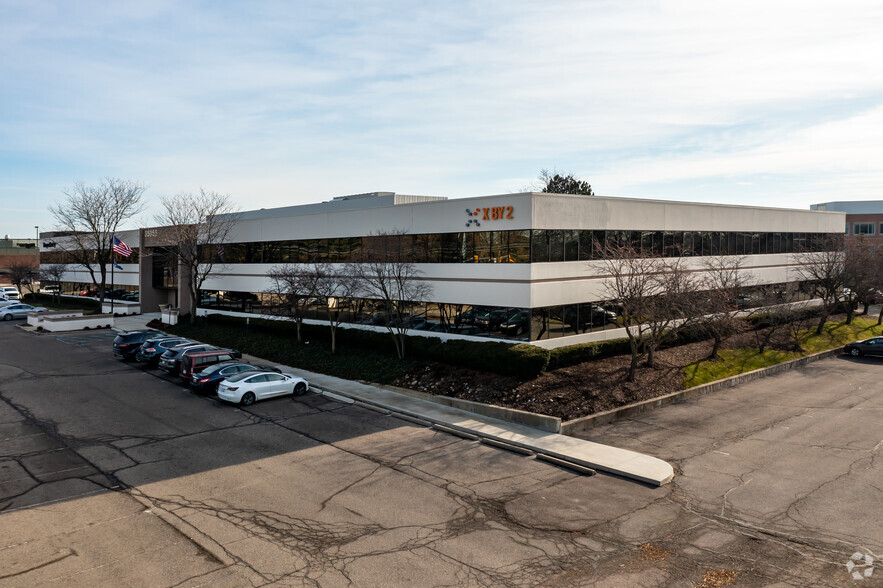 35055 W 12 Mile Rd, Farmington Hills, MI for lease - Building Photo - Image 1 of 5