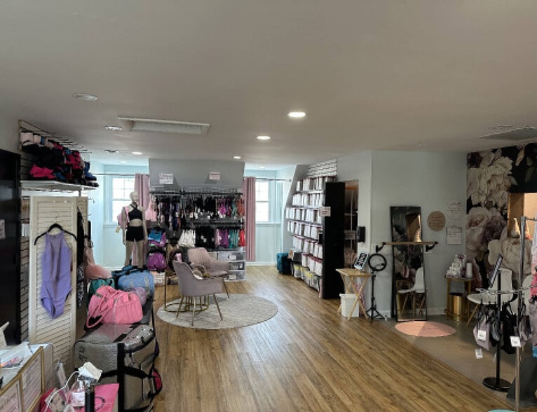 8759 Mathis Ave, Manassas, VA for lease - Interior Photo - Image 2 of 5