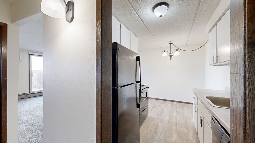 1010 Lake St NE, Hopkins, MN for sale - Matterport 3D Scan - Image 3 of 34