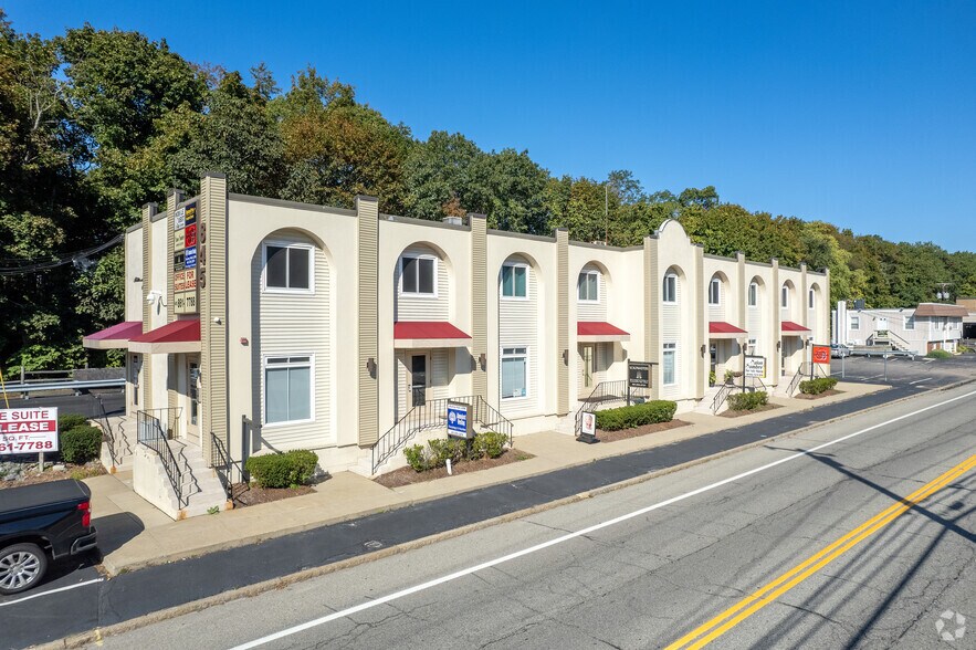 845 Oaklawn Ave, Cranston, RI for sale - Primary Photo - Image 1 of 1