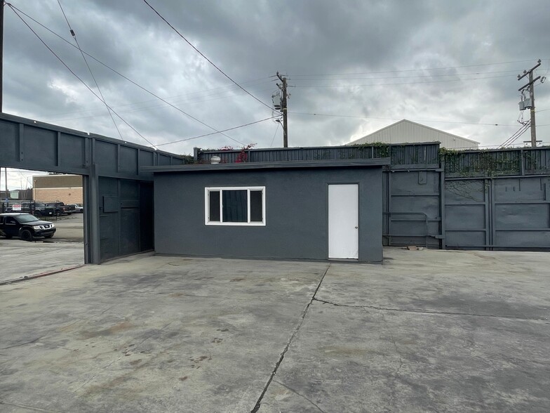 417 E Banning St, Compton, CA for lease - Building Photo - Image 2 of 8