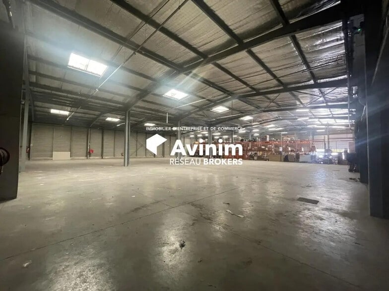 Industrial in Aix-en-Provence for lease - Interior Photo - Image 1 of 8
