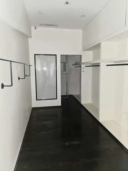 Retail in Nice for lease - Interior Photo - Image 3 of 3