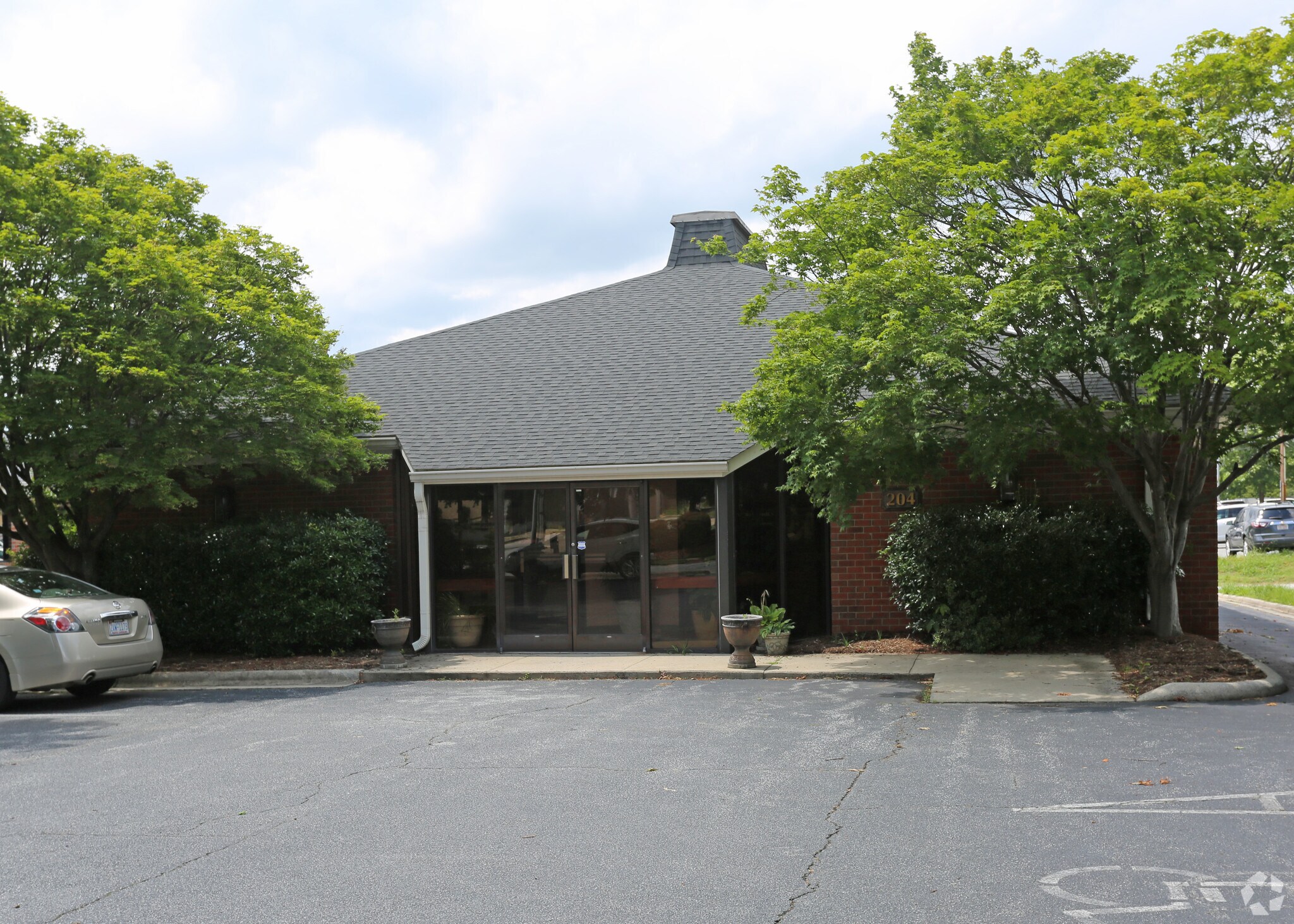 204 Gatewood Ave, High Point, NC for sale Primary Photo- Image 1 of 1