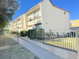 Large Santa Paula 4plex- 5.2% CAP on actuals! - Parking Garage