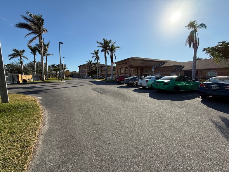 High-CAP Retirement Home, Venice, FL for sale - Building Photo - Image 2 of 9
