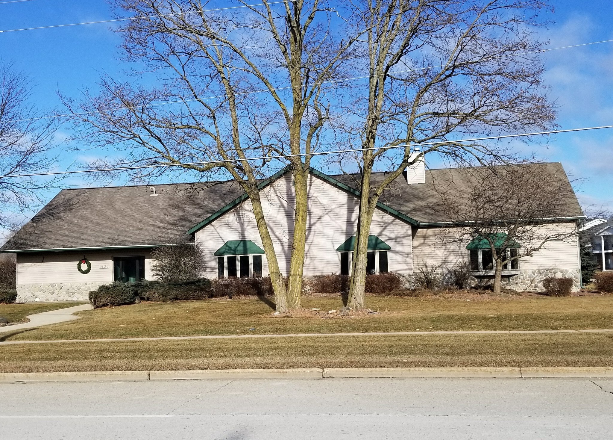 1608 E Sunset Dr, Waukesha, WI 53189