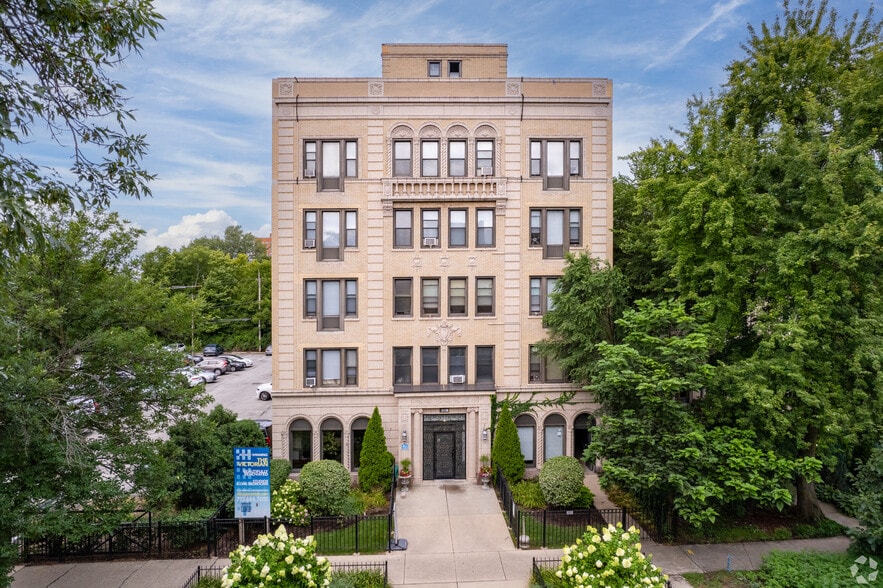 The Hyde Park Collection(207 units) portfolio of 3 properties for sale on LoopNet.com - Building Photo - Image 2 of 9