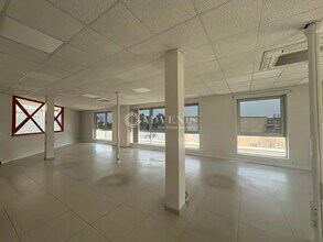 Industrial in Les Essarts-le-Roi for sale Interior Photo- Image 2 of 5