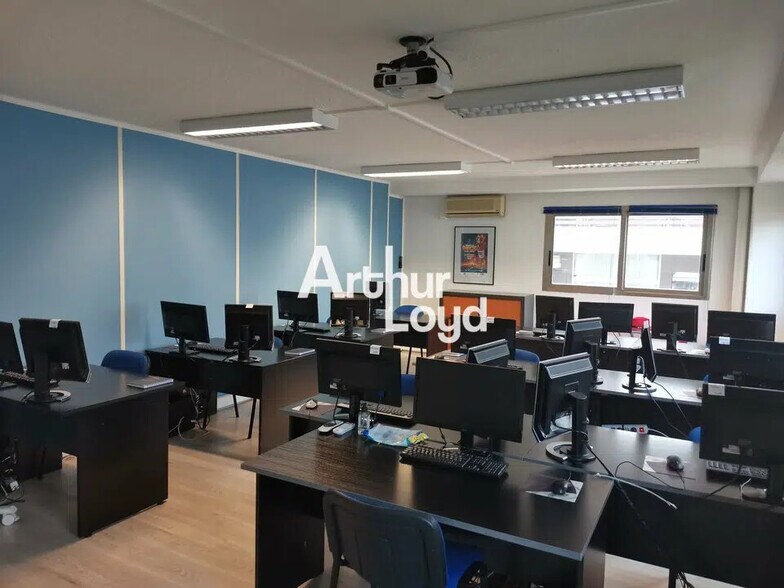 Office in Saint-Laurent-du-Var for lease - Interior Photo - Image 3 of 6