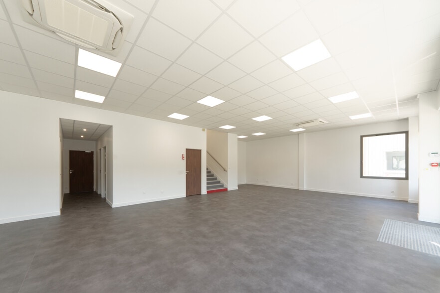 157 Avenue Charles Floquet, Le Blanc-Mesnil for lease - Interior Photo - Image 2 of 8