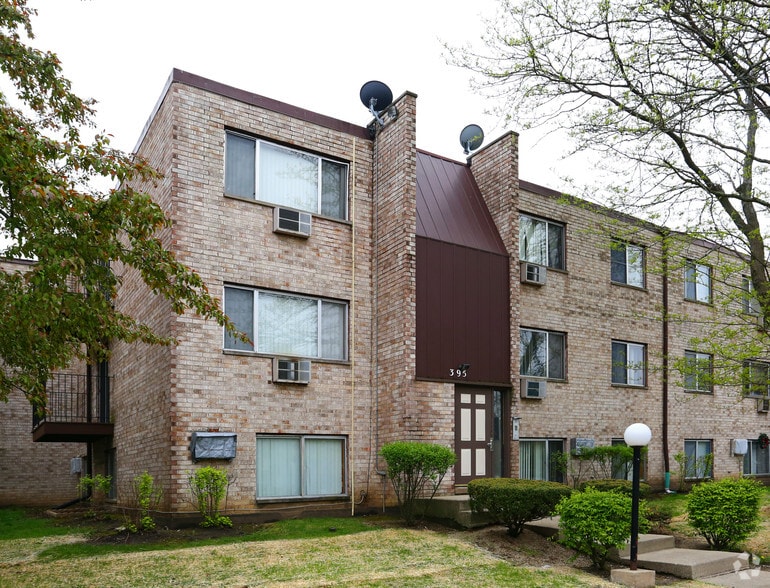 395 Inland Dr, Wheeling, IL 60090