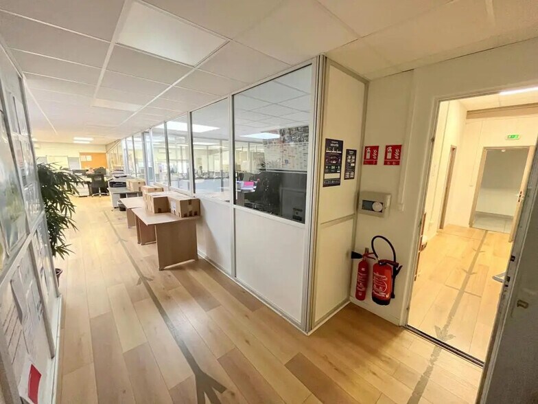 Office in Morainvilliers for lease - Interior Photo - Image 2 of 4