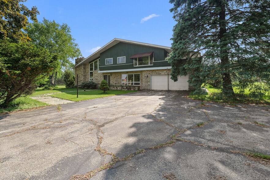 765 N Washburn St, Oshkosh, WI for sale - Building Photo - Image 2 of 39