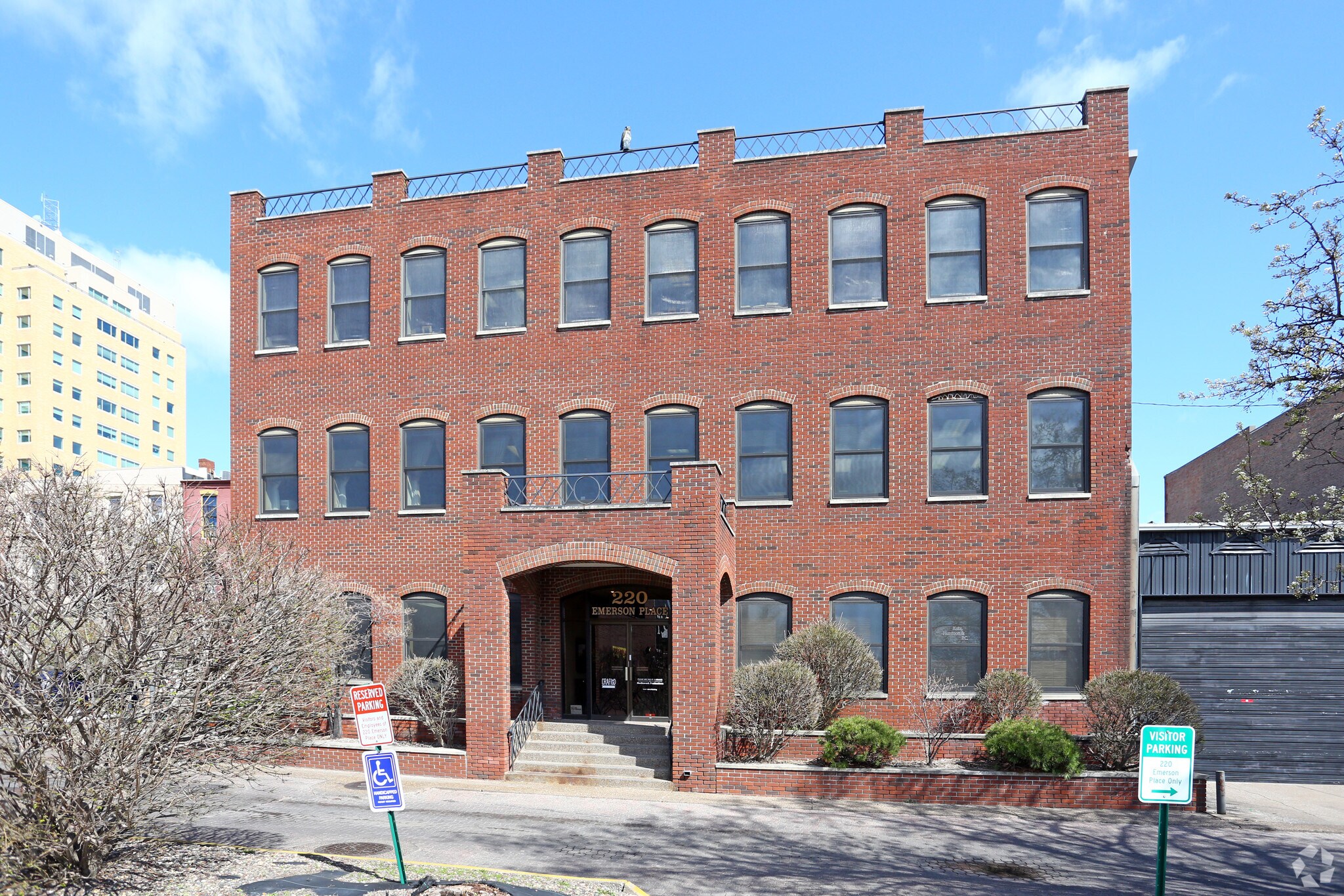 220 Emerson Pl, Davenport, IA for sale Primary Photo- Image 1 of 1