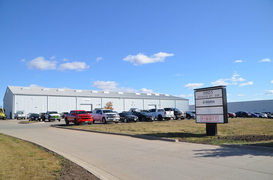 9805 Atlantic Dr SW, Cedar Rapids, IA for sale - Building Photo - Image 1 of 1