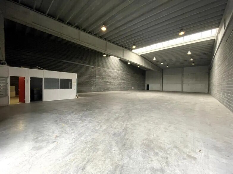 Flex in Seclin for lease - Interior Photo - Image 2 of 7