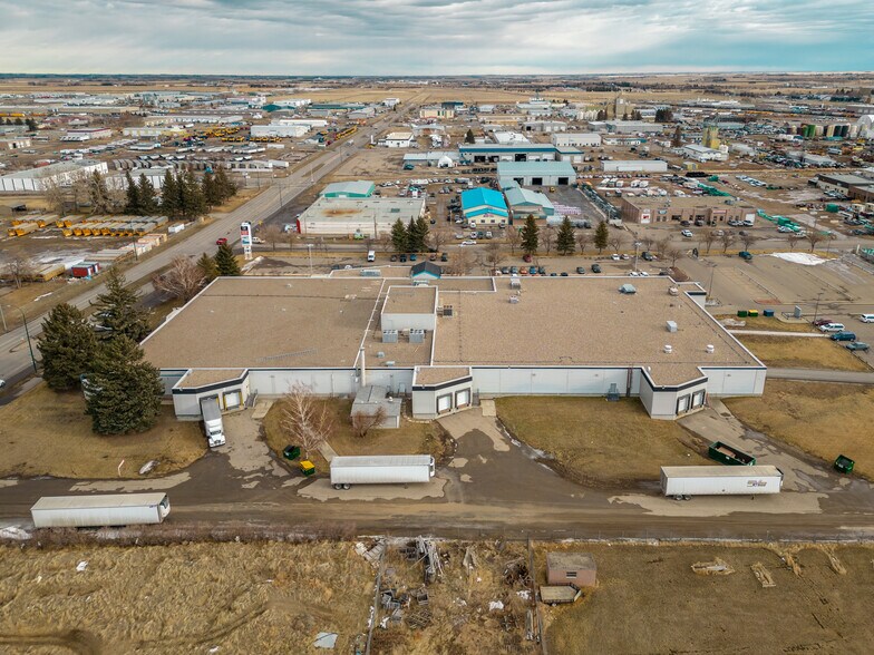 450 31st St N, Lethbridge, AB for lease - Building Photo - Image 2 of 6