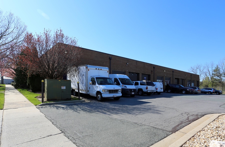 7901-7953 Queenair Dr, Gaithersburg, MD for lease - Primary Photo - Image 1 of 15