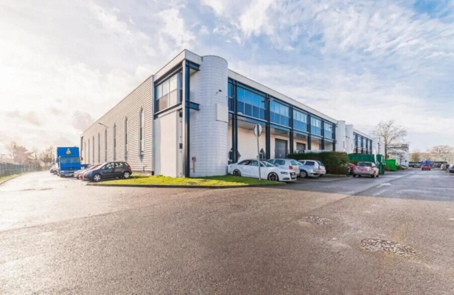 Flex in Élancourt for lease - Building Photo - Image 1 of 14