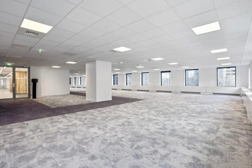 Office in Courbevoie for lease - Interior Photo - Image 2 of 12