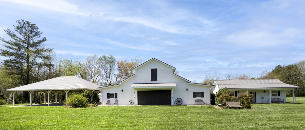 The Barn at Young Harris portfolio of 5 properties for sale on LoopNet.com - Building Photo - Image 1 of 117