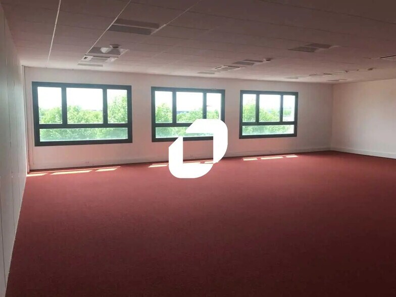 Flex in Chanteloup-les-Vignes for lease - Interior Photo - Image 3 of 6