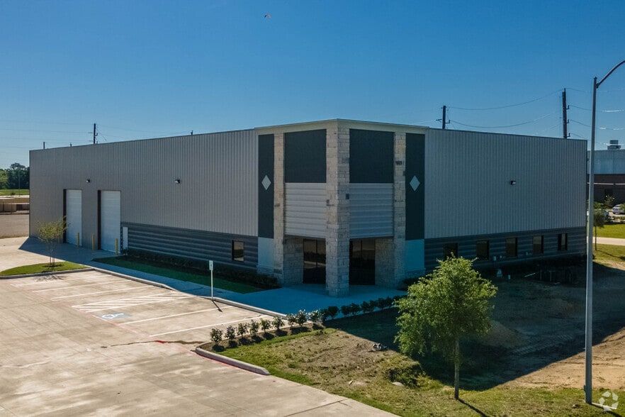 8110 Parkside Ave, Baytown, TX for lease - Building Photo - Image 2 of 4