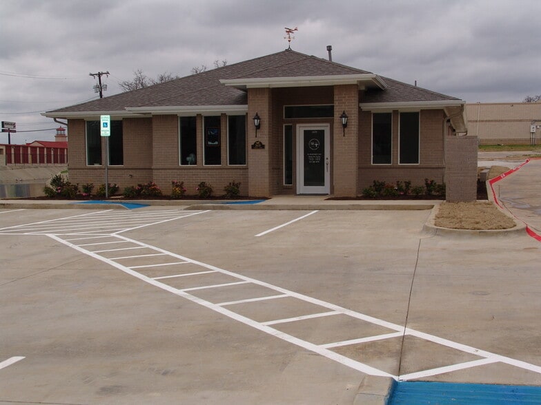 1609 Circle Ln, Bedford, TX for sale - Building Photo - Image 2 of 8