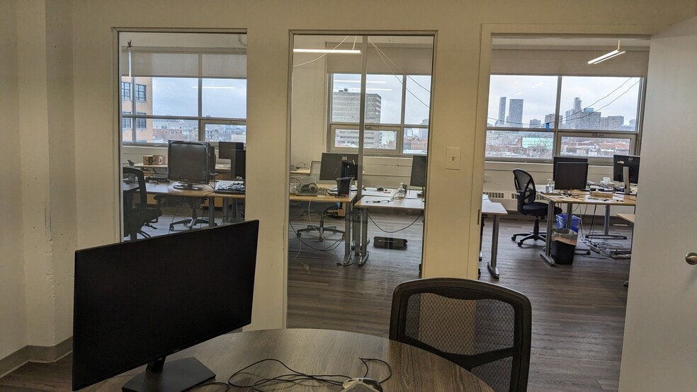 55 Av Du Mont-Royal O, Montréal, QC for lease - Interior Photo - Image 3 of 9