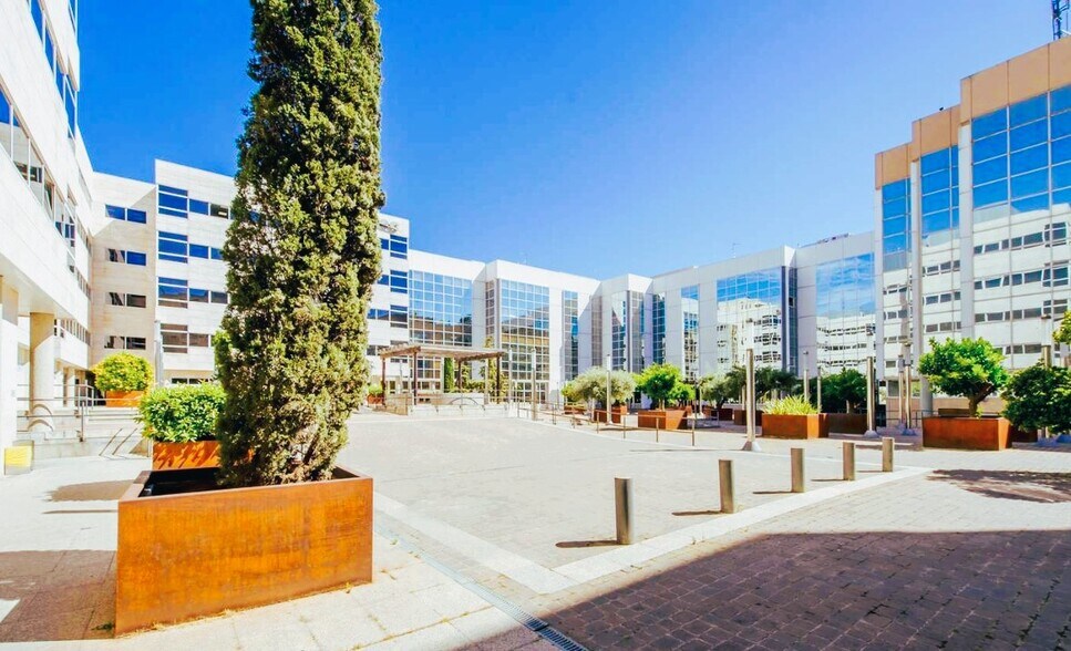 Calle de Julián Camarillo, 29, Madrid, Madrid for lease - Building Photo - Image 2 of 6