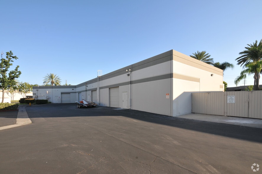 1780 E McFadden Ave, Santa Ana, CA for lease - Building Photo - Image 3 of 5
