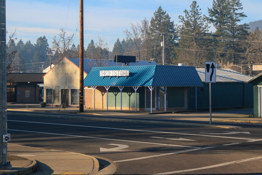 144 N Redwood Hwy, Cave Junction, OR for sale - Building Photo - Image 2 of 11