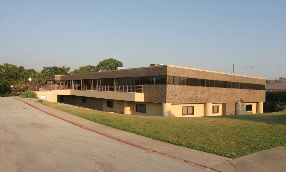 1720 S Edmonds Ln, Lewisville, TX for sale - Primary Photo - Image 1 of 1