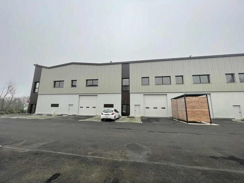 Flex in Osny for lease - Building Photo - Image 1 of 10