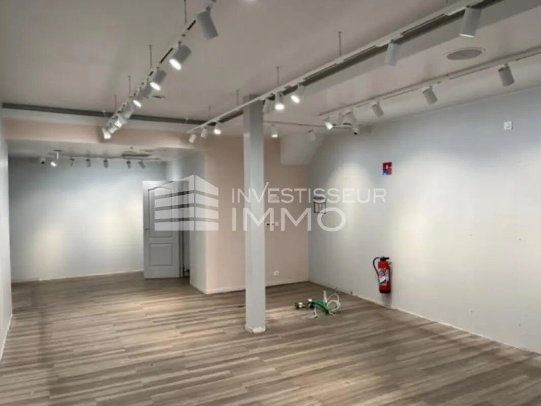 Retail in Poitiers for lease Building Photo- Image 1 of 4