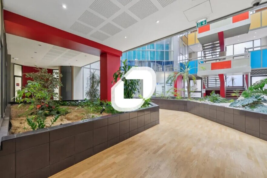 Office in Torcy for lease - Lobby - Image 2 of 12