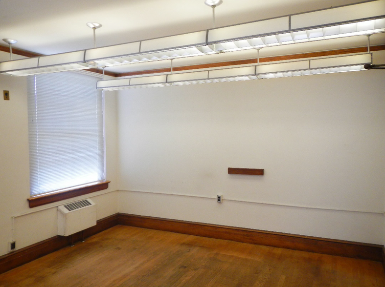 519 Commercial Ave, Anacortes, WA for lease - Interior Photo - Image 2 of 5