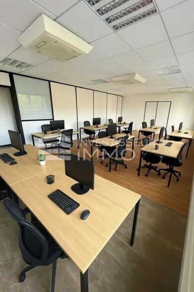 Office in Nanterre for lease - Interior Photo - Image 1 of 5