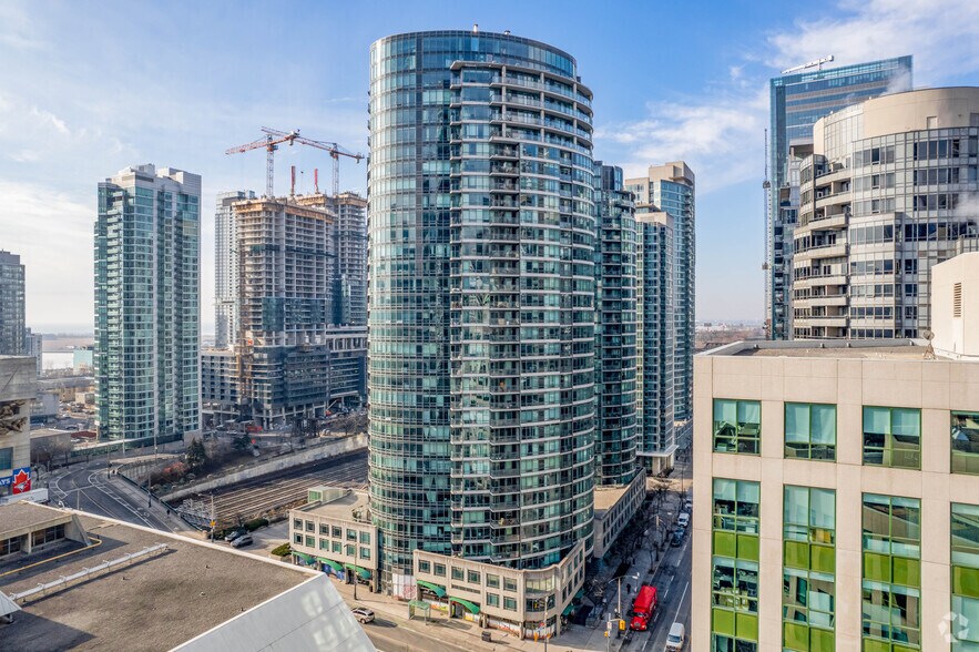 12 Blue Jays Way, Toronto, ON for lease - Primary Photo - Image 1 of 8