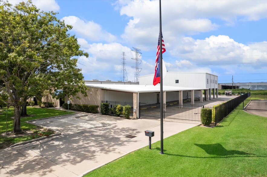 10880 Alcott Dr, Houston, TX for lease - Building Photo - Image 1 of 8