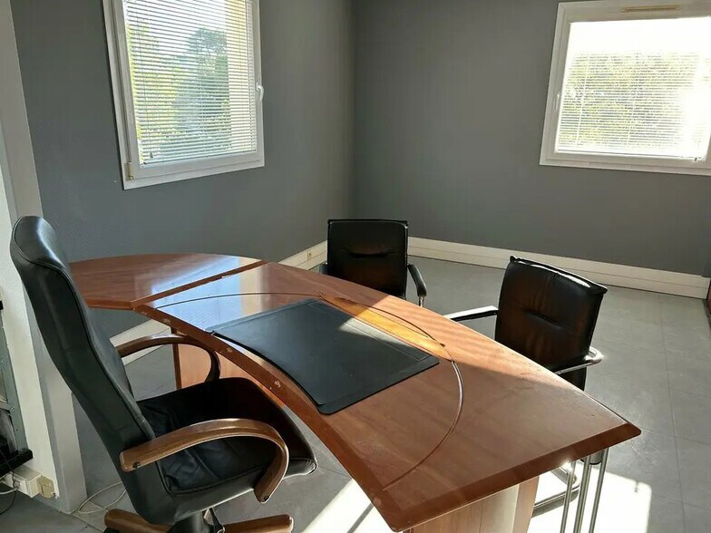 Office in Nîmes for lease - Building Photo - Image 2 of 8