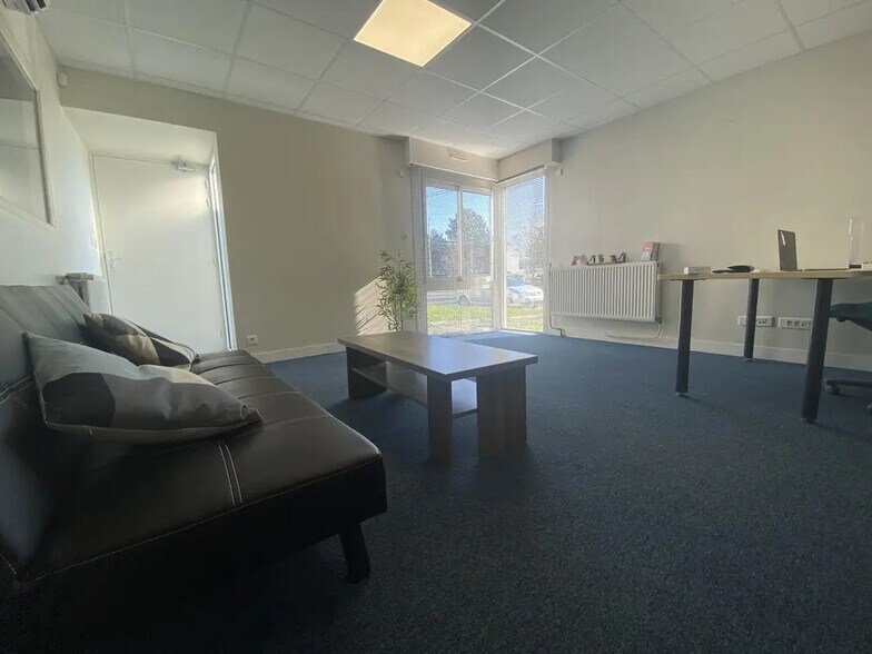 Office in Carquefou for lease - Interior Photo - Image 3 of 5
