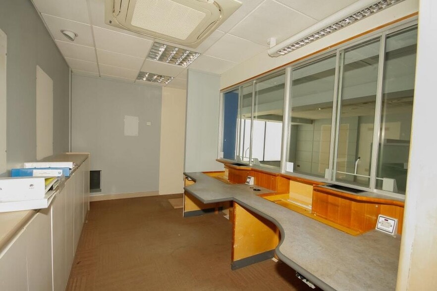 71 High St, Sheerness for lease - Building Photo - Image 2 of 18